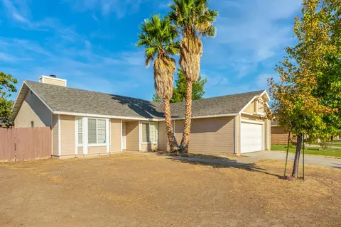 45911 Schamise St, Lancaster, CA 93534 photo 2