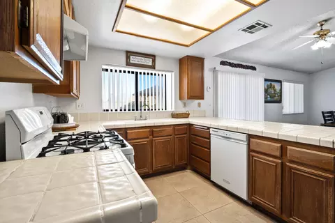 38136 Raintree Ln, Palmdale, CA 93552 photo 9