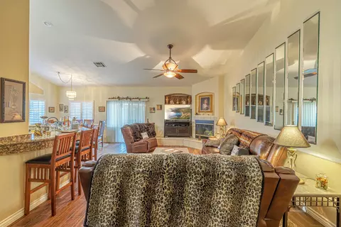 43910 Johns Ct, Lancaster, CA 93536 photo 4