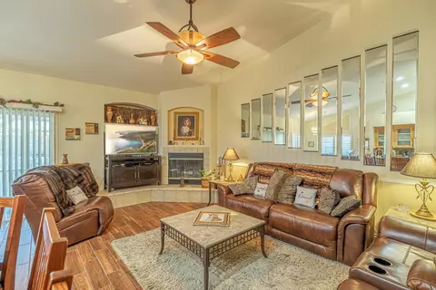 43910 Johns Ct, Lancaster, CA 93536 photo 5