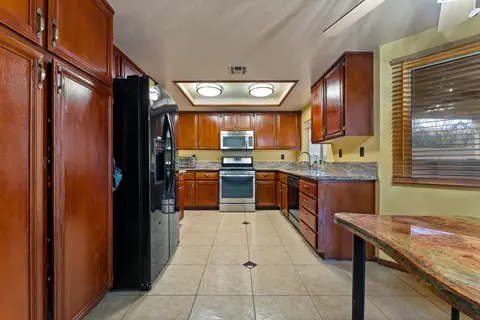 625 Beverly Ct, Lancaster, CA 93535 photo 11