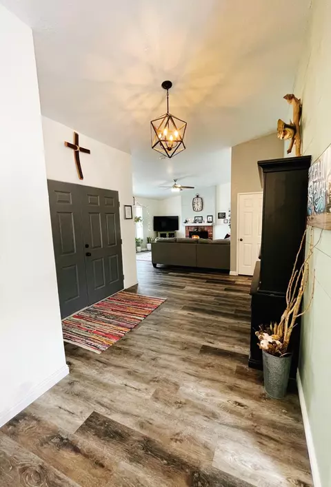 1380 Tanglewood Dr, Tehachapi, CA 93561 photo 3