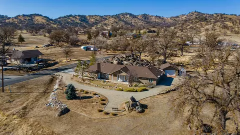 18820 St Andrews Dr, Tehachapi, CA 93561 photo 3