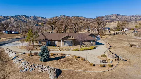 18820 St Andrews Dr, Tehachapi, CA 93561 photo 4