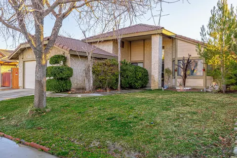 44052 Ruthron Ave, Lancaster, CA 93536 photo 1