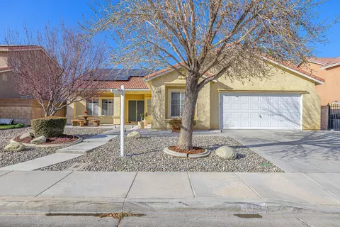 2775 Chaplin Dr, Lancaster, CA 93536 photo 2