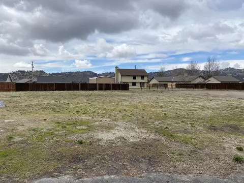 18141 Ghost Town St, Tehachapi, CA 93561 photo 3