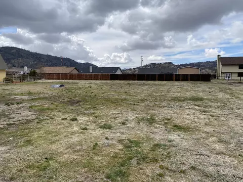 18141 Ghost Town St, Tehachapi, CA 93561 photo 2