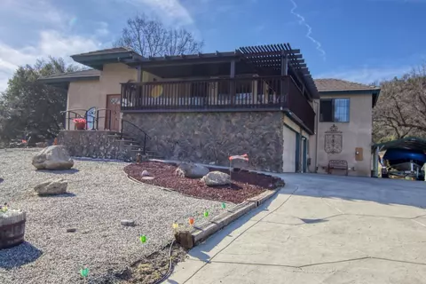 24601 Paramount Dr, Tehachapi, CA 93561 photo 2
