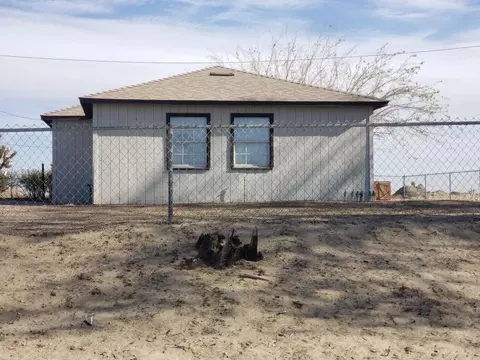 44740 Graphic St, Lancaster, CA 93535 photo 2