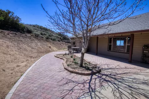 24121 El Rancho Dr, Tehachapi, CA 93561 photo 3