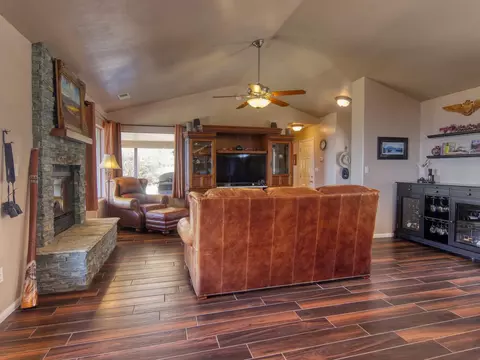 24121 El Rancho Dr, Tehachapi, CA 93561 photo 6