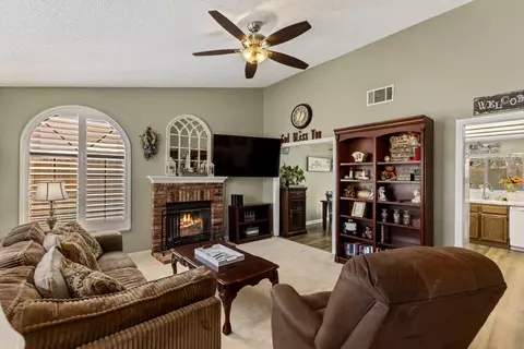 43257 Echard Ave, Lancaster, CA 93536 photo 2