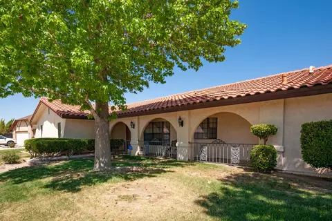 3215 Versailles Ct, Lancaster, CA 93536 photo 2