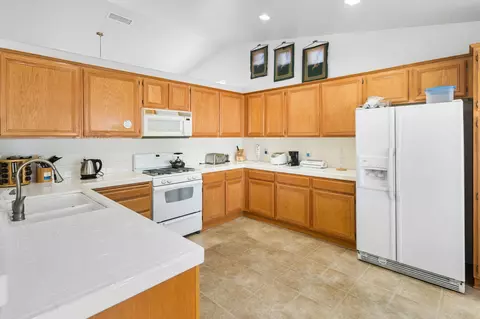 14192 Dartmouth St, Hesperia, CA 92344 photo 13