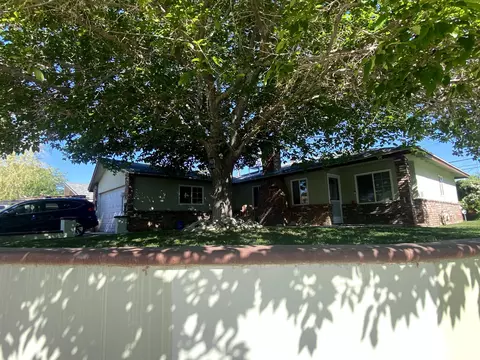 639 Oldfield St E, Lancaster, CA 93535 photo 1