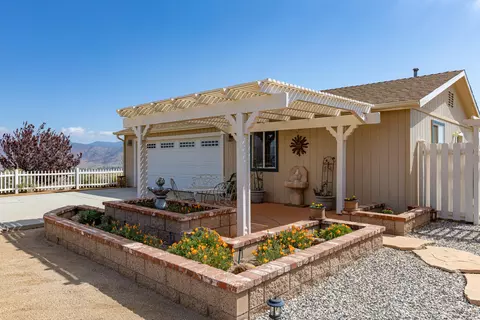 19400 Albany St, Tehachapi, CA 93561 photo 2