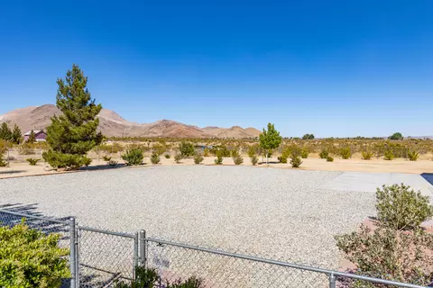 8848 49th St W, Mojave, CA 93501 photo 6