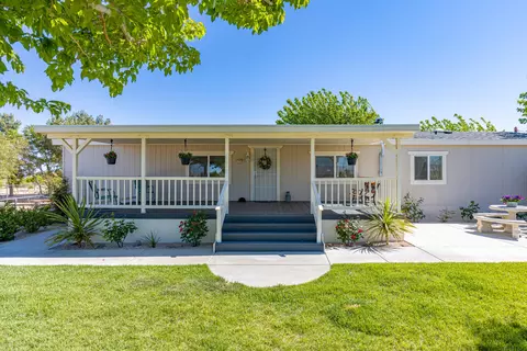 8848 49th St W, Mojave, CA 93501 photo 1