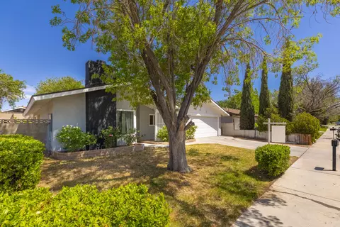 44834 Hanstead Ave, Lancaster, CA 93535 photo 2