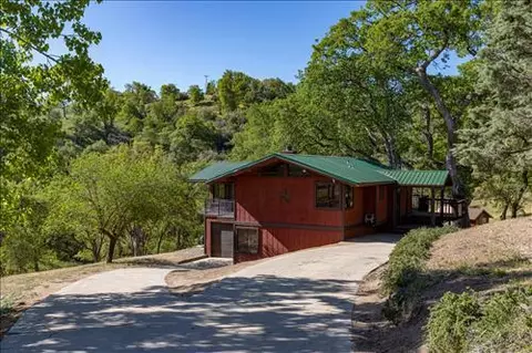 24270 Woodbine Ct, Tehachapi, CA 93561 photo 2
