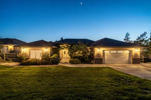 18061 Bowie St, Tehachapi, CA 93561 photo 2