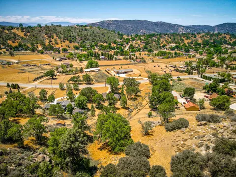 26191 Bear Valley Rd, Tehachapi, CA 93561 photo 2