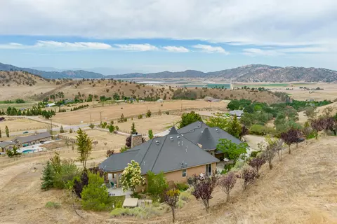 23509 Bertram Cir, Tehachapi, CA 93561 photo 2