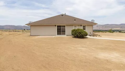 19501 Albany St, Tehachapi, CA 93561 photo 2