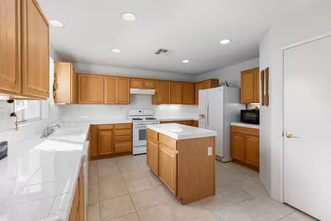 43633 Castle Cir, Lancaster, CA 93535 photo 9