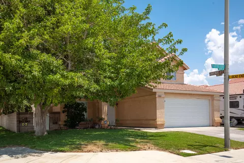 43824 8th St E, Lancaster, CA 93535 photo 2