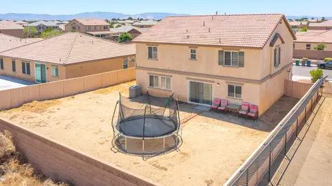 44324 Vineyard Dr, Lancaster, CA 93535 photo 2