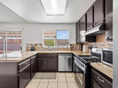 37490 Sheffield Dr, Palmdale, CA 93550 photo 9