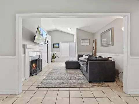 37490 Sheffield Dr, Palmdale, CA 93550 photo 2