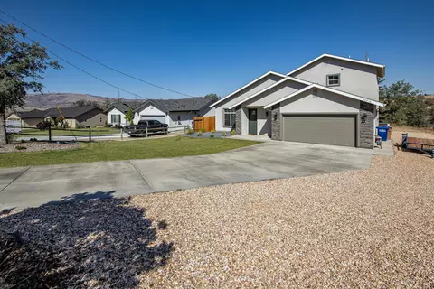 20916 Ridgeway Dr, Tehachapi, CA 93561 photo 2