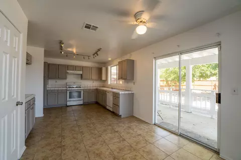 43234 Vineyard Dr, Lancaster, CA 93535 photo 5
