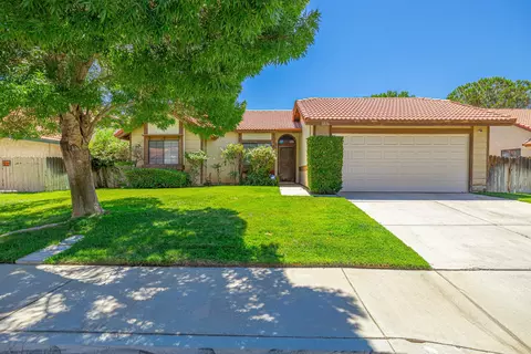1036 Angela Ct E, Lancaster, CA 93535 photo 2