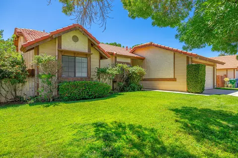 1036 Angela Ct E, Lancaster, CA 93535 photo 1