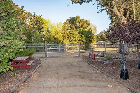28200 Bear Valley Rd, Tehachapi, CA 93561 photo 9