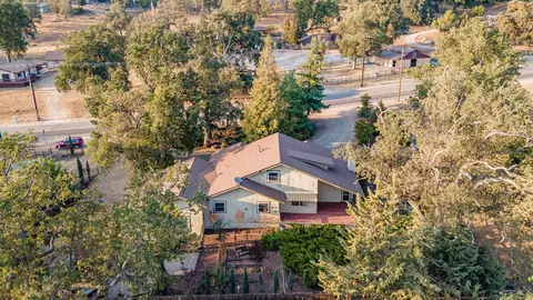 28200 Bear Valley Rd, Tehachapi, CA 93561 photo 2
