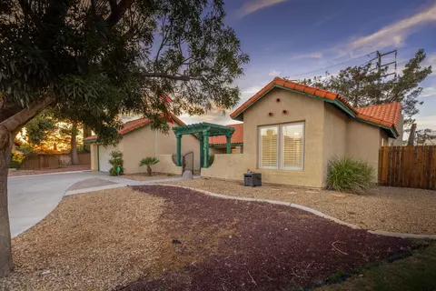42727 Minstrel Dr, Lancaster, CA 93536 photo 3