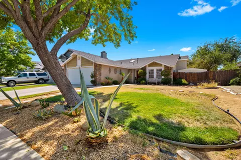 1302 Samra Ave, Lancaster, CA 93535 photo 2