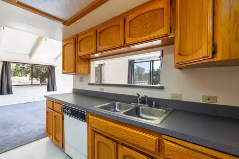28205 Bear Valley Rd, Tehachapi, CA 93561 photo 9