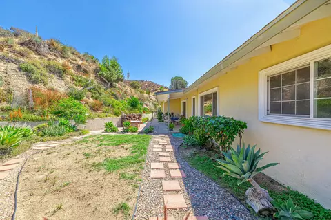 11226 Denivelle Pl, Tujunga, CA 91043 photo 3