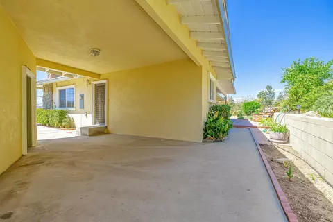 11226 Denivelle Pl, Tujunga, CA 91043 photo 2
