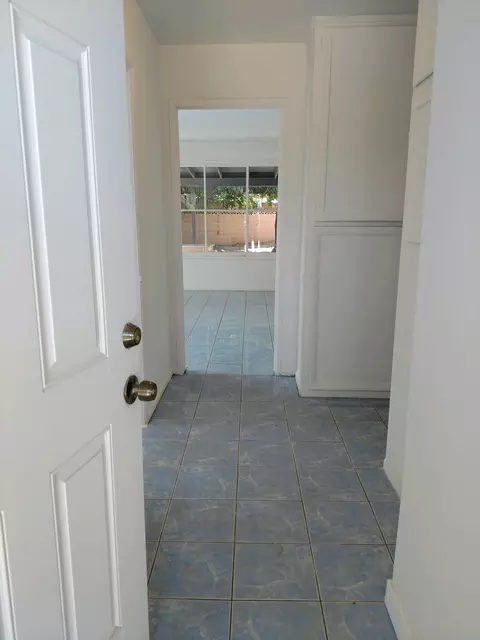 44229 3rd St E, Lancaster, CA 93535 photo 2