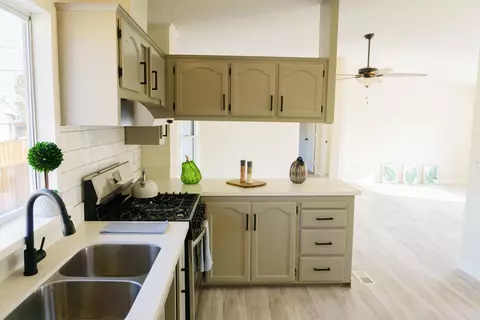 1301 Wayne St, Ridgecrest, CA 93555 photo 2