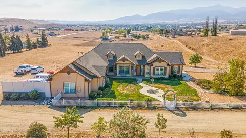 23658 Clover Spring Rd, Tehachapi, CA 93561 photo 2