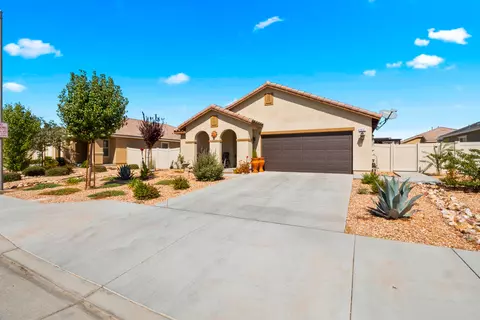 3637 Garnet Ln, Lancaster, CA 93535 photo 2