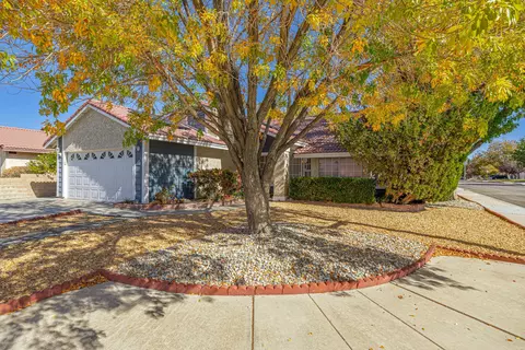 44202 Olympus Dr, Lancaster, CA 93536 photo 2